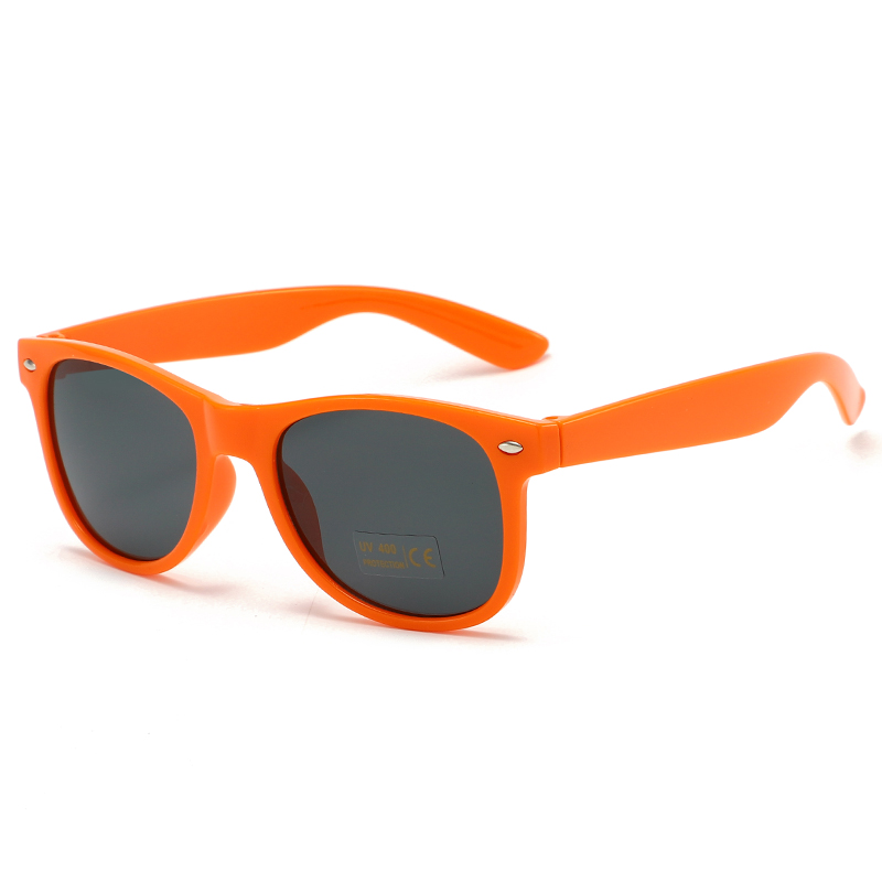 88163-7 marco de color naranja brillante con tachuelas de metal plateado lentes grises de lente gris gafas de sol promocionales