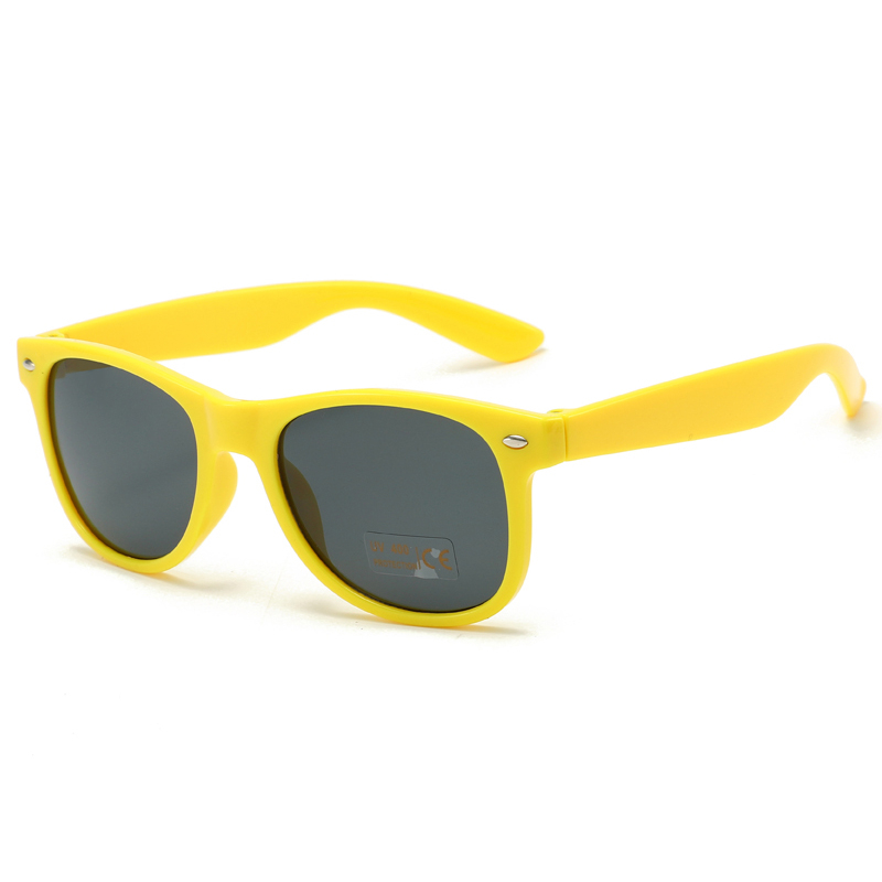 88163-5 Estilo de estilo Wayfarer Marco de color amarillo brillante con remaches plateados Promocionar gafas de sol de ventas